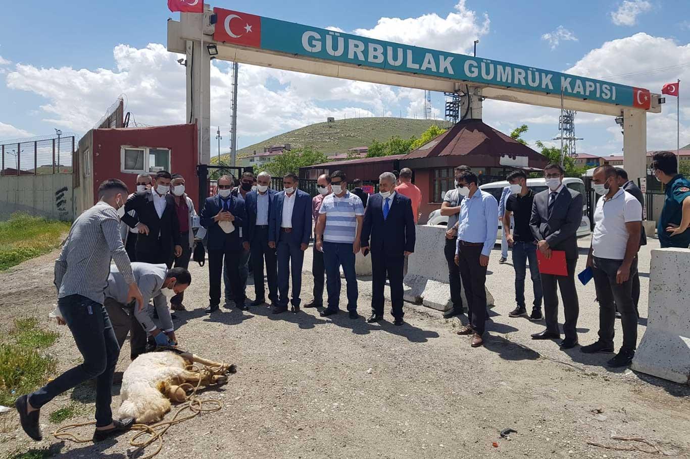 Gürbulak Sınır Kapısı'nın açılışına sevinen ihracatçılar kurban kesti